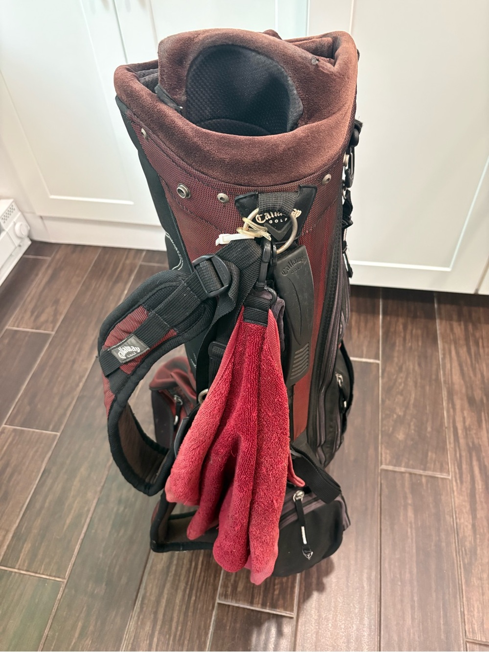 Callaway Men’s Golf Bag in Burgundy and Black with Towel